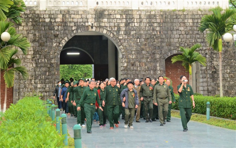 Ông Nguyễn Tiến Năng (hàng thứ 2) cùng các cựu TNXP Việt Nam, dâng hương, tưởng niệm các Anh hùng liệt sĩ tại Nghĩa trang Liệt sĩ quốc gia A1
